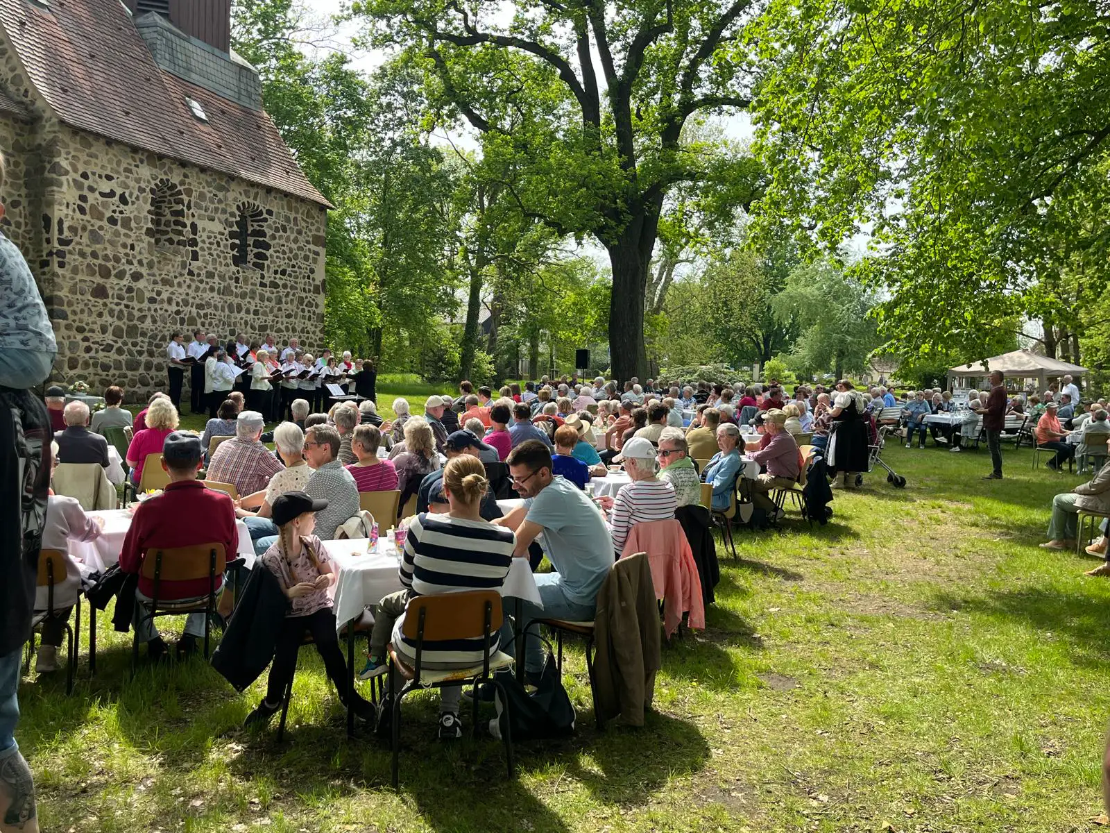 Muttertag im Park im Gutspark Altjeßnitz, Foto 1