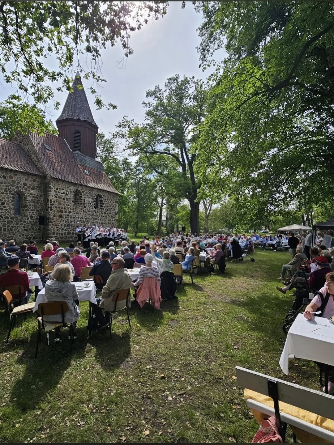 Muttertagsveranstaltung an der Feldsteinkirche im Park
