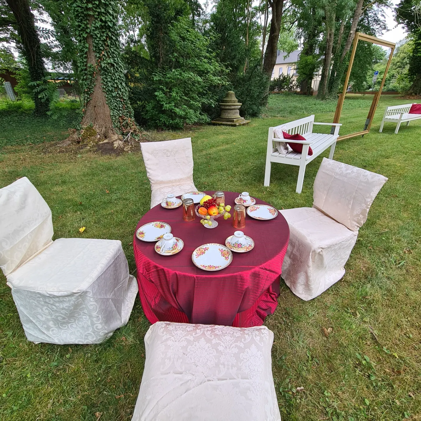 Gedeckte Teetafel mit Gartenmöbeln im Park