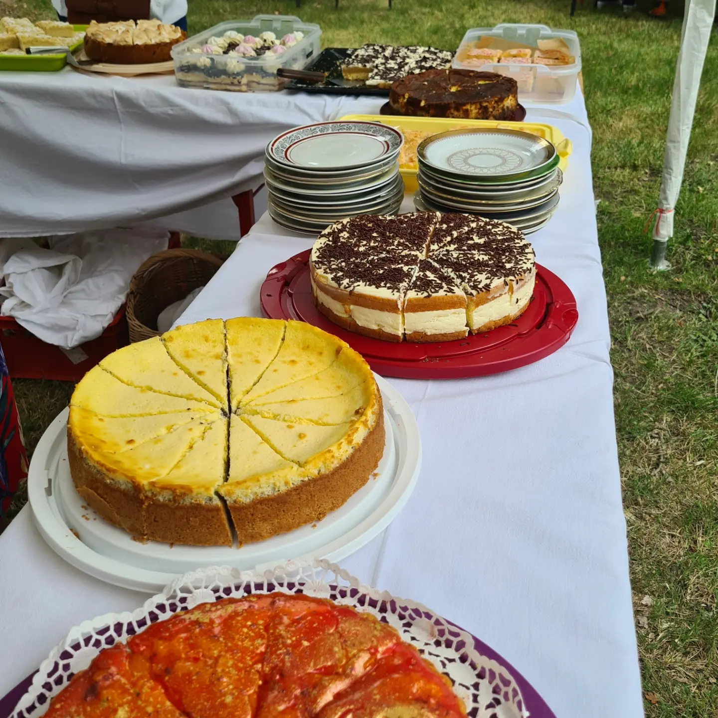 Kuchenbuffet auf einer gedeckten Tafel im Park